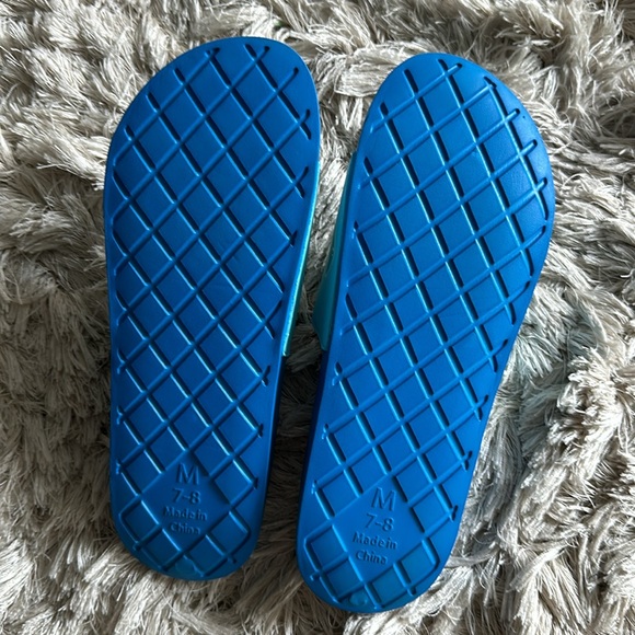 Brand new Vera Bradley slides - Picture 3 of 3